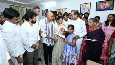 <p>ఈ సందర్భంగా పెద్ది సుదర్శన్ రెడ్డి కుటుంబ సభ్యులను కేసీఆర్ ఓదార్చారు. ఆయన అకాల మరణం పార్టీకి, నర్సంపేట నియోజకవర్గానికి తీరని లోటని పేర్కొన్నారు. సుదర్శన్ రెడ్డి సేవలను ఈ సందర్భంగా గుర్తుచేసుకుంటూ వారి కుటుంబానికి పార్టీ అన్ని విధాలా అండగా ఉంటుందని భరోసా ఇచ్చారు.</p> <p>ఈ సందర్భంగా పెద్ది సుదర్శన్ రెడ్డి కుటుంబ సభ్యులను కేసీఆర్ ఓదార్చారు. ఆయన అకాల మరణం పార్టీకి, నర్సంపేట నియోజకవర్గానికి తీరని లోటని పేర్కొన్నారు. సుదర్శన్ రెడ్డి సేవలను ఈ సందర్భంగా గుర్తుచేసుకుంటూ వారి కుటుంబానికి పార్టీ అన్ని విధాలా అండగా ఉంటుందని భరోసా ఇచ్చారు.</p>