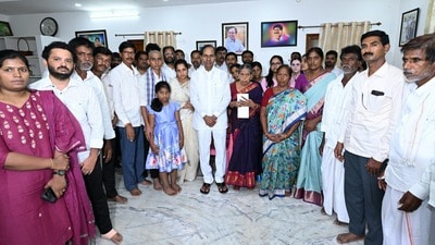 <p>పెద్ది సుదర్శన్ రెడ్డి కుటుంబ సభ్యులను పరామర్శించే క్రమంలో కేసీఆర్ కూడా భావోద్వేగానికి గురుయ్యారు.</p> <p>పెద్ది సుదర్శన్ రెడ్డి కుటుంబ సభ్యులను పరామర్శించే క్రమంలో కేసీఆర్ కూడా భావోద్వేగానికి గురుయ్యారు.</p>