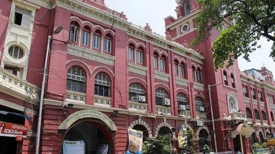 কলকাতা পুরসভার ডিলিমিটেশনের পর নতুন ওয়ার্ডের সীমানা নিয়ে তৈরি হয়েছে ব্যাপক ধোঁয়াশা। কলকাতা পুরসভার ডিলিমিটেশনের পর নতুন ওয়ার্ডের সীমানা নিয়ে তৈরি হয়েছে ব্যাপক ধোঁয়াশা।