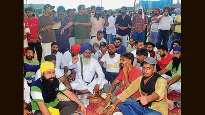 Kin of murder victim during the protest on the national highway near Basti Jodhewal in Ludhiana on Sunday. (Gurpreet Singh/ht) Kin of murder victim during the protest on the national highway near Basti Jodhewal in Ludhiana on Sunday. (Gurpreet Singh/ht)