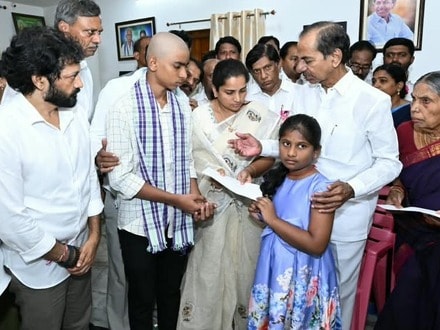 <p> కేసీఆర్‌తో పాటు పలువురు పార్టీ ముఖ్య నేతలు, స్థానిక ప్రజాప్రతినిధులు కూడా ఈ పరామర్శ కార్యక్రమంలో పాల్గొన్నారు.</p>