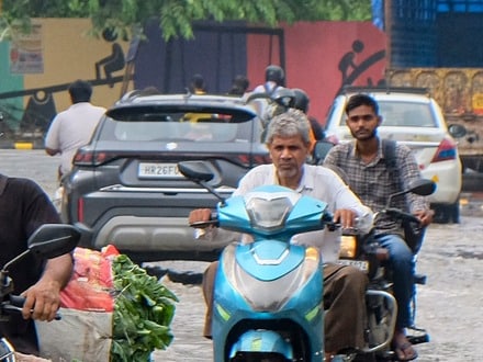 স্বাস্থ্যমন্ত্রীর কথায়, এখনও বহু মানুষ মোটরবাইক বা স্কুটার চালানোর সময় হেলমেট পরতে চান না। 