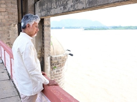ప్రకాశం బ్యారేజీ వద్ద సీఎం చంద్రబాబు