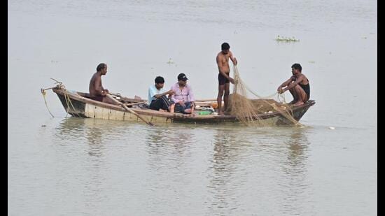 Fishermen near Nagvasuki temple in Daraganj where water of Ganga had reached on Sunday. (Anil Kumar Maurya/HT)