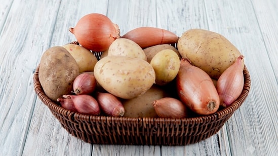 We’ve all done it. But storing onions and potatoes together makes both spoil faster. Keep them separate to avoid waste. (Freepik)