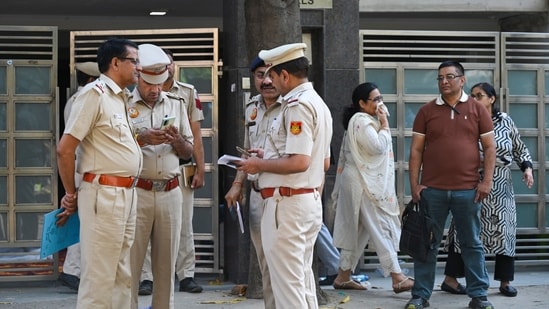 Four armed robbers allegedly held an elderly Delhi couple hostage before fleeing with gold, silver jewellery, image for representation (Sanjeev Verma/Hindustan Times)