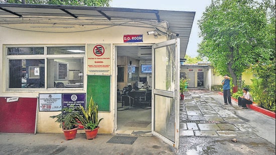 Operating from under a tin roof with crumbling walls, Delhi Police say the current makeshift structure of the Maurice Nagar police station is inadequate to deal with the growing security requirements in Delhi University’s North campus area. (RAJ K RAJ /HT PHOTO)