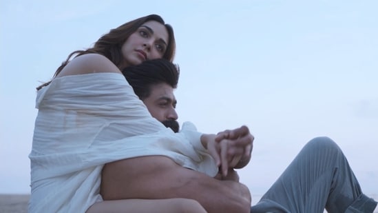 Kiara Advani and Yash in a still from Tabaahi song from Toxic.