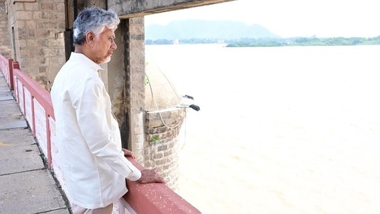 ప్రకాశం బ్యారేజీ వద్ద సీఎం చంద్రబాబు