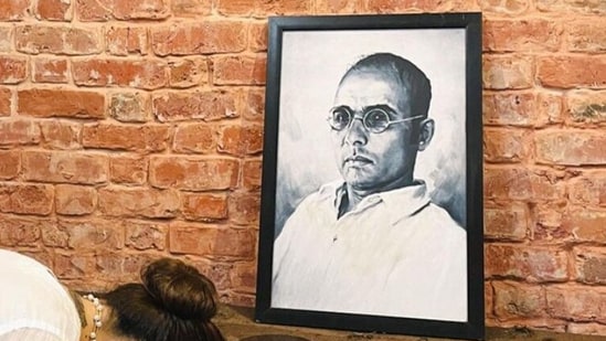 The disputed question asked which freedom fighter received the 'most severe punishment' from the British, with VD Savarkar listed as the answer.
