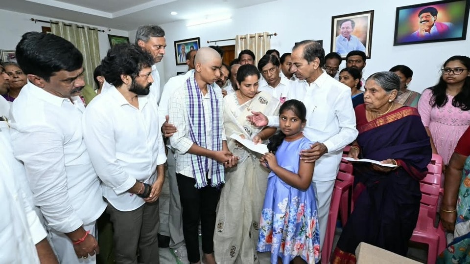 <p> కేసీఆర్‌తో పాటు పలువురు పార్టీ ముఖ్య నేతలు, స్థానిక ప్రజాప్రతినిధులు కూడా ఈ పరామర్శ కార్యక్రమంలో పాల్గొన్నారు.</p>