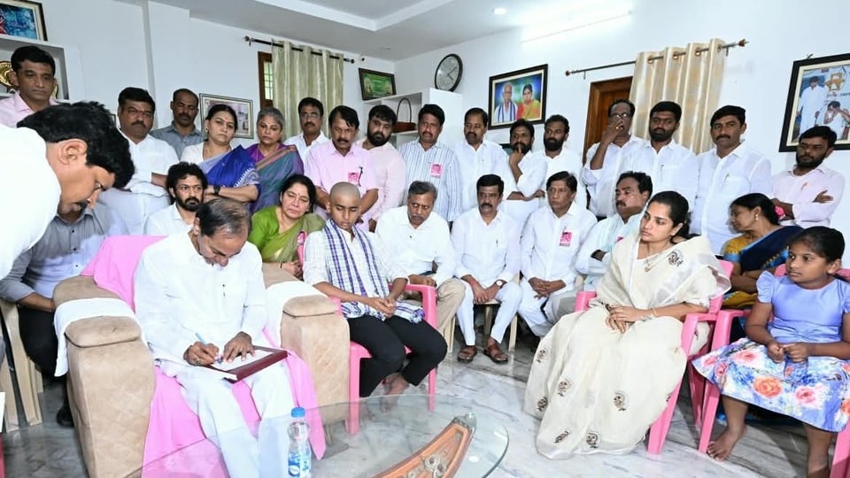 <p>నర్సంపేట మాజీ ఎమ్మెల్యే, బీఆర్ఎస్ కీలక నేత దివంగత పెద్ది సుదర్శన్ రెడ్డి కుటుంబ సభ్యులను బీఆర్ఎస్ అధినేత కేసీఆర్ ఆదివారం పరామర్శించారు. వరంగల్ జిల్లా నల్లబెల్లిలోని వారి నివాసానికి స్వయంగా చేరుకున్న ఆయన, పెద్ది సుదర్శన్ రెడ్డి చిత్రపటానికి పూలమాల వేసి నివాళులర్పించారు.</p><p> </p>