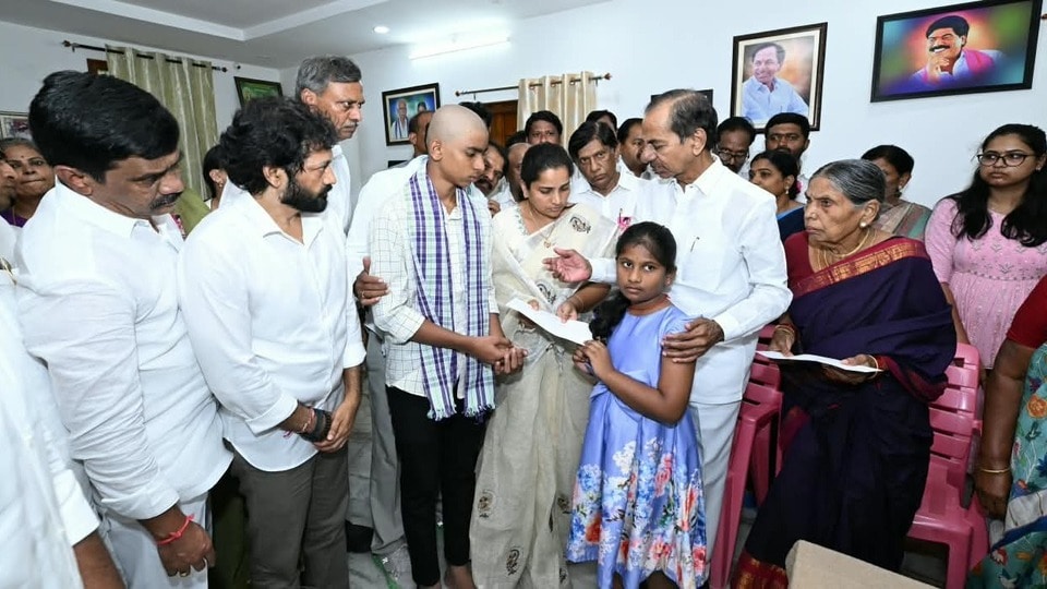 <p>ఈ సందర్భంగా పెద్ది సుదర్శన్ రెడ్డి కుటుంబ సభ్యులను కేసీఆర్ ఓదార్చారు. ఆయన అకాల మరణం పార్టీకి, నర్సంపేట నియోజకవర్గానికి తీరని లోటని పేర్కొన్నారు. సుదర్శన్ రెడ్డి సేవలను ఈ సందర్భంగా గుర్తుచేసుకుంటూ వారి కుటుంబానికి పార్టీ అన్ని విధాలా అండగా ఉంటుందని భరోసా ఇచ్చారు.</p>