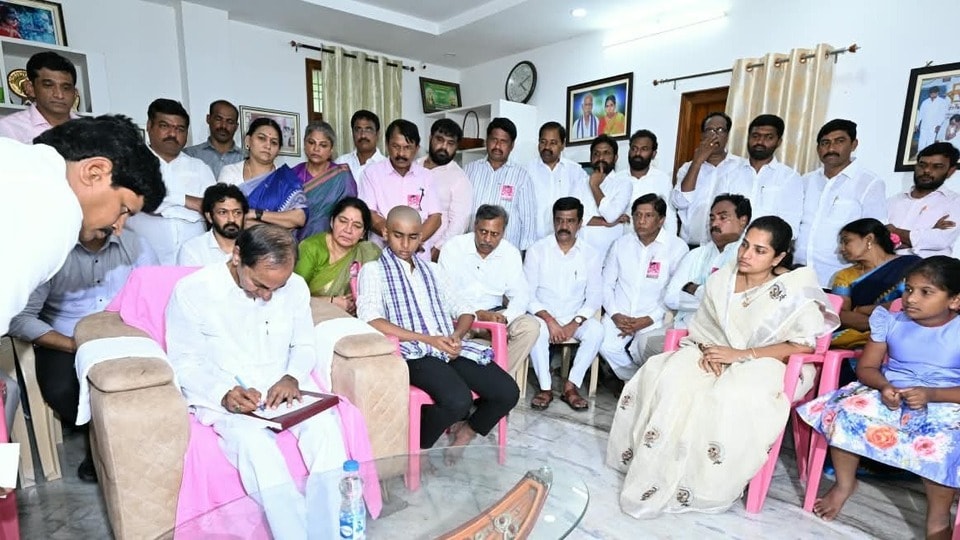 <p>గతంలో ప్రకటించిన విధంగానే మాజీ ఎమ్మెల్యే కుటుంబానికి ఆర్థిక భరోసా కల్పించారు. పెద్ది సుదర్శన్ రెడ్డి ఇద్దరు పిల్లల భవిష్యత్తు కోసం వారి పేరిట చెరొక కోటి రూపాయల చొప్పున మొత్తం రెండు కోట్ల రూపాయల చెక్కులను కేసీఆర్ అందజేశారు. దాంతో పాటు ఆయన తల్లికి రూ. 25 లక్షల చెక్కును స్వయంగా అందజేశారు.</p>