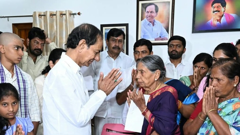 <p>పార్టీ కోసం నిరంతరం శ్రమించిన నాయకుల కుటుంబాలను ఆదుకోవడంలో బీఆర్ఎస్ ఎల్లప్పుడూ ముందుంటుందని ఈ సందర్భంగా కేసీఆర్ స్పష్టం చేశారు. అధినేత రాకతో పెద్ది కుటుంబ సభ్యులు, స్థానిక నాయకులు తీవ్ర భావోద్వేగానికి గురయ్యారు.</p><p> </p>