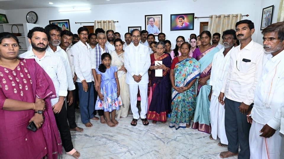 <p>పెద్ది సుదర్శన్ రెడ్డి కుటుంబ సభ్యులను పరామర్శించే క్రమంలో కేసీఆర్ కూడా భావోద్వేగానికి గురుయ్యారు.</p>