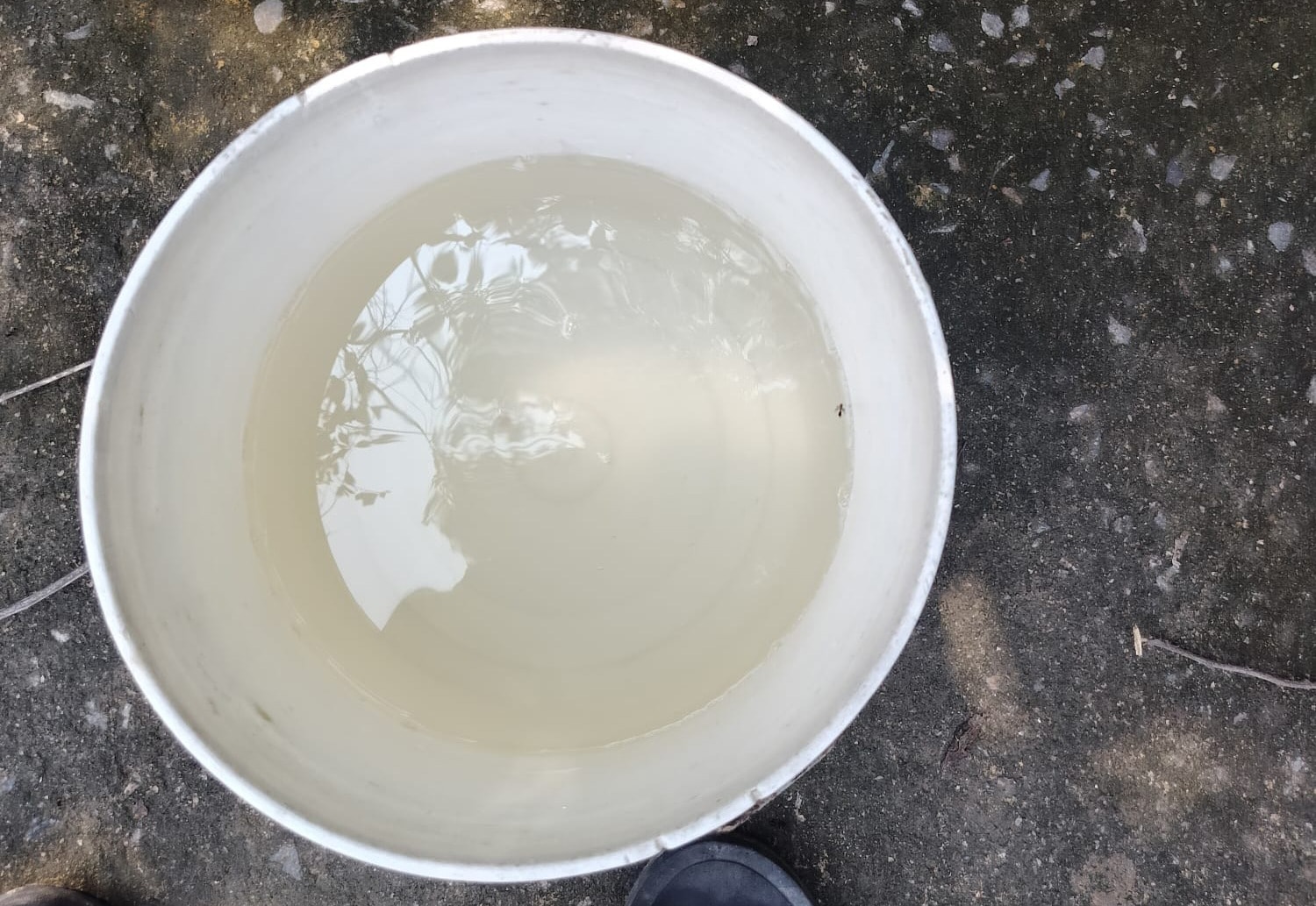 GMDA and MCG teams have inspected the supply network, while residents say muddy water continued despite repairs to two broken connections. (HT)