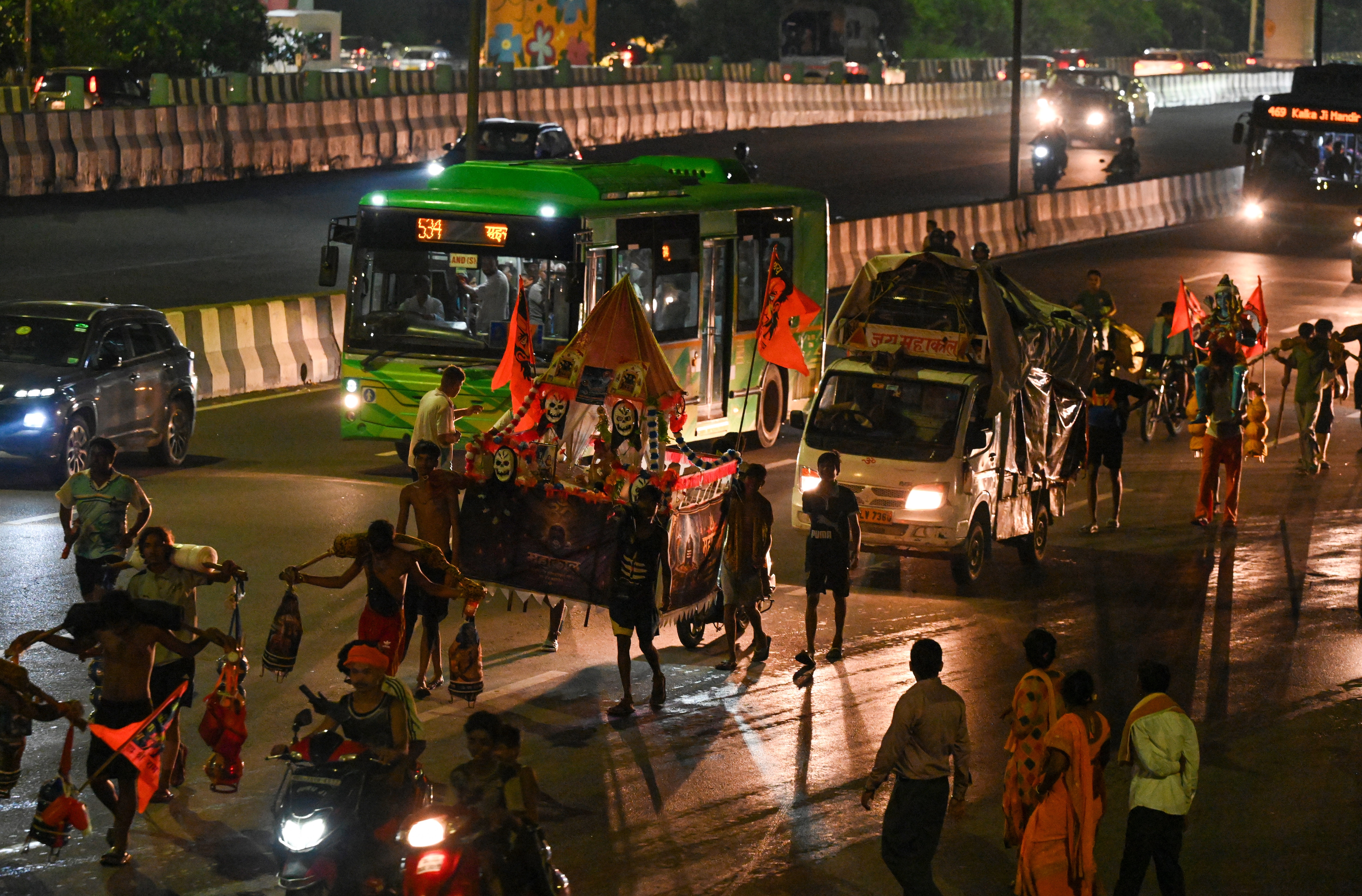 Kanwariyas near Akshardham Temple in New Delhi. (Sanjeev Verma/HT Photo)