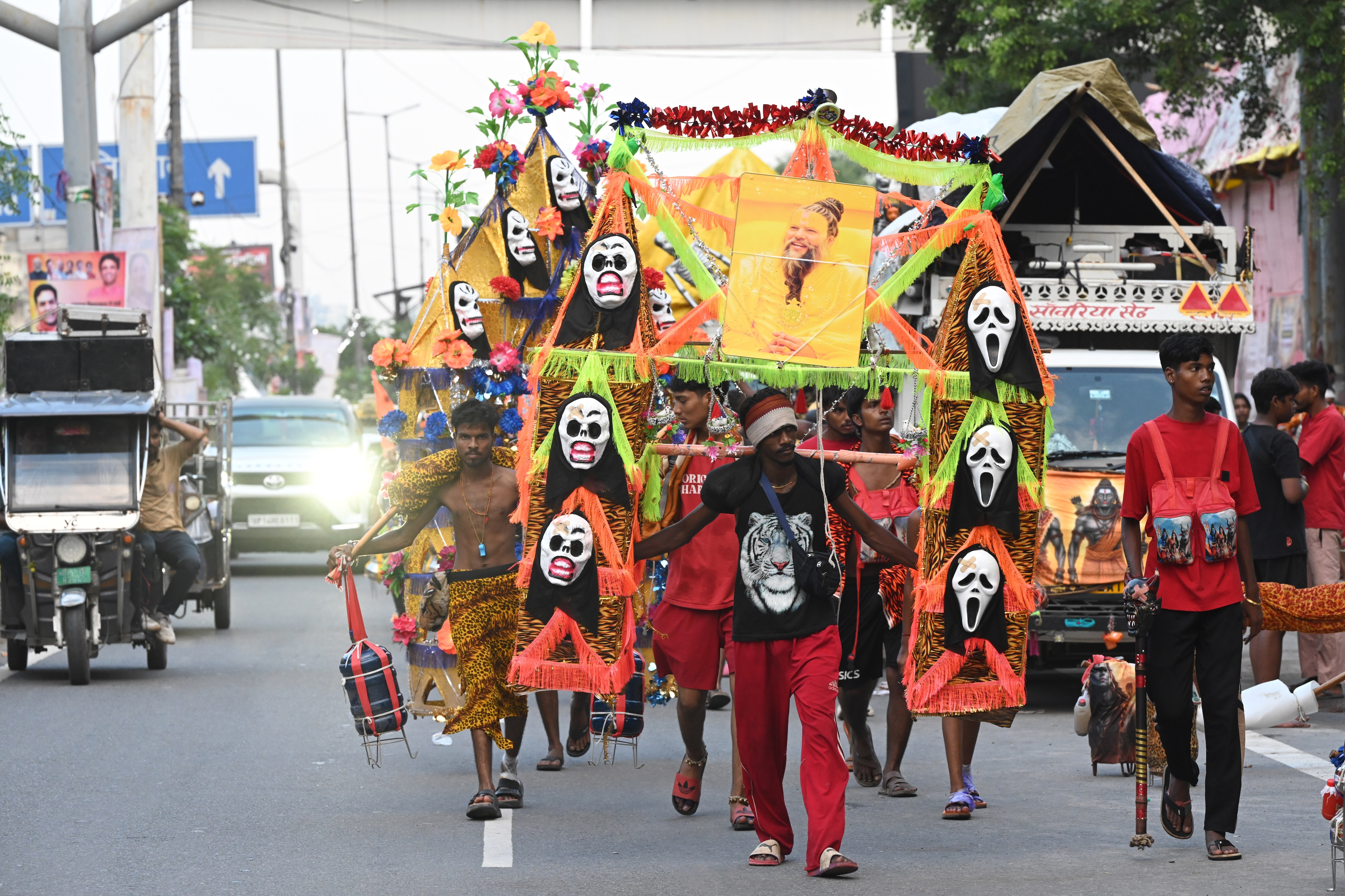 Devotees carrying holy Ganga water from Haridwar during the Kanwar Yatra reached at near Dilshad Garden Metro station in New Delhi. (HT Photos) Devotees carrying holy Ganga water from Haridwar during the Kanwar Yatra reached at near Dilshad Garden Metro station in New Delhi. (HT Photos)