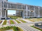 The deal is reportedly among the most expensive single-unit residential transactions in India.(dlfproperties.org.in)