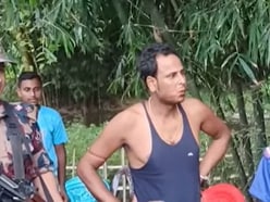৪৮ ঘণ্টা পেরিয়ে গেলেও এখনও দেশে ফিরতে পারেননি জলপাইগুড়ির সীমান্তবর্তী এলাকার অপহৃত চা চাষি দীপঙ্কর গোপ। 