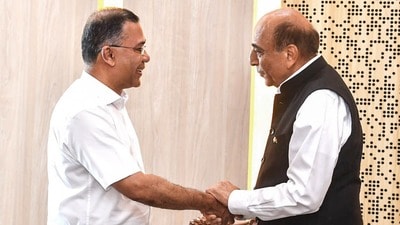 বাংলাদেশ ও ভারতের দ্বিপাক্ষিক সম্পর্কে সাম্প্রতিক টানাপোড়েনের আবহের মধ্যেই প্রধানমন্ত্রী তারেক রহমানের সঙ্গে সৌজন্য সাক্ষাৎ করলেন ঢাকায় নিযুক্ত ভারতের হাইকমিশনার দীনেশ ত্রিবেদী। (Bangladesh PM office) বাংলাদেশ ও ভারতের দ্বিপাক্ষিক সম্পর্কে সাম্প্রতিক টানাপোড়েনের আবহের মধ্যেই প্রধানমন্ত্রী তারেক রহমানের সঙ্গে সৌজন্য সাক্ষাৎ করলেন ঢাকায় নিযুক্ত ভারতের হাইকমিশনার দীনেশ ত্রিবেদী। (Bangladesh PM office)