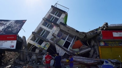 People look for survivors amid the rubble of a collapsed building after an earthquake in Pereira, Colombia. (AFP) People look for survivors amid the rubble of a collapsed building after an earthquake in Pereira, Colombia. (AFP)