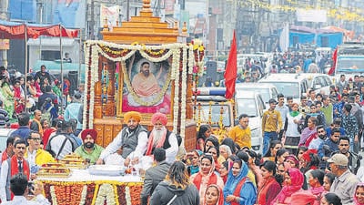 Devotes with a palanquin during a procession carried out on the eve of Sri Guru Ravidas Jayanti in Jalnadhar, Punjab. (HT File)