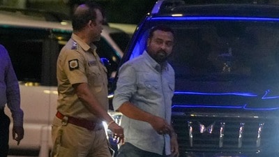 অভিষেক বন্দ্যোপাধ্যায়ের আপ্তসহায়ক তথা তাঁর বাল্যবন্ধু সুমিত রায়কে ঘিরে একাধিক দুর্নীতির অভিযোগ নিয়ে তদন্তে তৎপর হয়েছে সিআইডি। (PTI) অভিষেক বন্দ্যোপাধ্যায়ের আপ্তসহায়ক তথা তাঁর বাল্যবন্ধু সুমিত রায়কে ঘিরে একাধিক দুর্নীতির অভিযোগ নিয়ে তদন্তে তৎপর হয়েছে সিআইডি। (PTI)