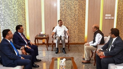 তারেক রহমানের সঙ্গে দীনেশ ত্রিবেদী। (ছবি সৌজন্যে পিটিআই) তারেক রহমানের সঙ্গে দীনেশ ত্রিবেদী। (ছবি সৌজন্যে পিটিআই)