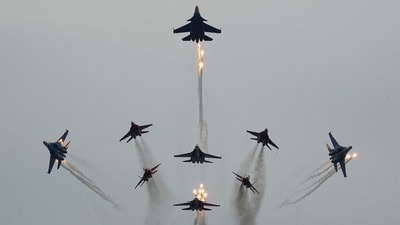 নাসিকের কারখানায় ফের Su-30MKI যুদ্ধবিমানের উৎপাদন শুরু করতে চলেছে হিন্দুস্তান অ্যারোনটিক্স লিমিটেড বা HAL। (AP Photo/Dmitri Lovetsky) নাসিকের কারখানায় ফের Su-30MKI যুদ্ধবিমানের উৎপাদন শুরু করতে চলেছে হিন্দুস্তান অ্যারোনটিক্স লিমিটেড বা HAL। (AP Photo/Dmitri Lovetsky)