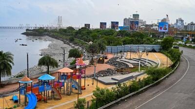 The Reclamation promenade has been barricaded for the last four days by the Maharashtra State Road Development Corporation (MSRDC) (Raju Shinde/ HT Photo) The Reclamation promenade has been barricaded for the last four days by the Maharashtra State Road Development Corporation (MSRDC) (Raju Shinde/ HT Photo)