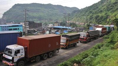 The police also banned heavy vehicles travelling from Thane towards Kalyan and Panvel from entering the city during these hours. The vehicles must be parked in two lanes on the bypass from 8am to 11am and 5pm to 9pm and can proceed towards Kalyan Phata and beyond only after 11am and 9 pm. (HT File)