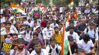 Thousands of job aspirants protesting alleged irregularities marched to the Jharkhand assembly. (PTI)
