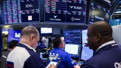 US stocks stayed flat as Iran tensions pushed oil above $80, while Intel fell and investors weighed Fed rate bets, inflation data and key stock moves. (Photographer: Michael Nagle/Bloomberg) (Bloomberg) US stocks stayed flat as Iran tensions pushed oil above $80, while Intel fell and investors weighed Fed rate bets, inflation data and key stock moves. (Photographer: Michael Nagle/Bloomberg) (Bloomberg)