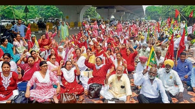 Workers during the protest outside the Mini Secretariat and the DC office in Ludhiana on Monday. (Gurpreet Singh/HT) Workers during the protest outside the Mini Secretariat and the DC office in Ludhiana on Monday. (Gurpreet Singh/HT)