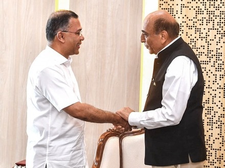 বাংলাদেশ ও ভারতের দ্বিপাক্ষিক সম্পর্কে সাম্প্রতিক টানাপোড়েনের আবহের মধ্যেই প্রধানমন্ত্রী তারেক রহমানের সঙ্গে সৌজন্য সাক্ষাৎ করলেন ঢাকায় নিযুক্ত ভারতের হাইকমিশনার দীনেশ ত্রিবেদী।