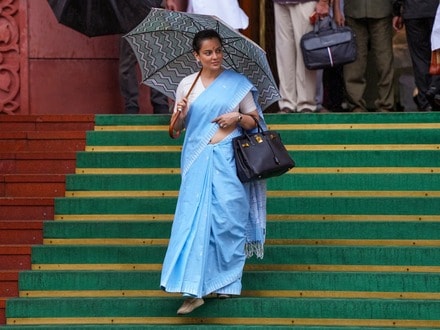 কঙ্গনা রানাওয়াতের ঘড়ি, ব্যাগের দাম শুনলে ঘুরে যাবে মাথা।
