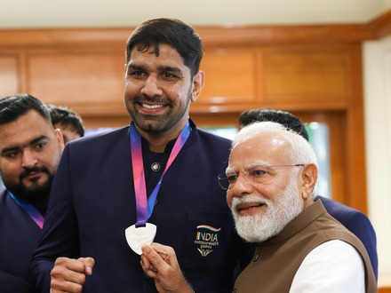 প্রধানমন্ত্রী নরেন্দ্র মোদী ও ভারতীয় বক্সার নরেন্দ্র বেরওয়াল 