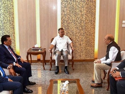 তারেক রহমানের সঙ্গে দীনেশ ত্রিবেদী। (ছবি সৌজন্যে পিটিআই)