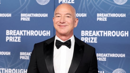  Jeff Bezos attends the 2025 Breakthrough Prize ceremony in Santa Monica, California, U.S.