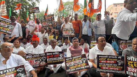 BJP leaders stage sit-in outside CM’s residence in Ranchi on Monday. (HT PHOTO)