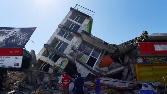 People look for survivors amid the rubble of a collapsed building after an earthquake in Pereira, Colombia.(AFP)