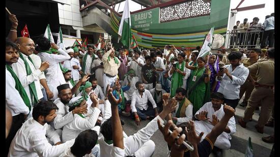 Farmers, workers and AIDWA activists stage a protest at Parivartan Chowk in Lucknow on Monday. (Deepak Gupta/HT)