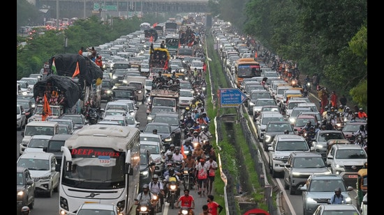Gurugram saw congestion from Narsinghpur to Sector 34, Jharsa to Ambience Mall and Rajiv Chowk to Badshahpur on Sohna Road. (Parveen Kumar/HT)