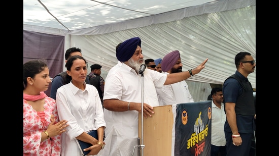 Shiromani Akali Dal (SAD) president Sukhbir Badal addressing students at a protest against the Punjab government organised by SOI in Bathinda on Monday. (Sanjeev Kumar/HT)