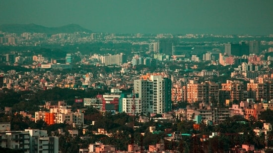 The post sparked a discussion with many sharing similar concerns about Pune’s traffic, pollution and infrastructure.(Unsplash/Representative image)