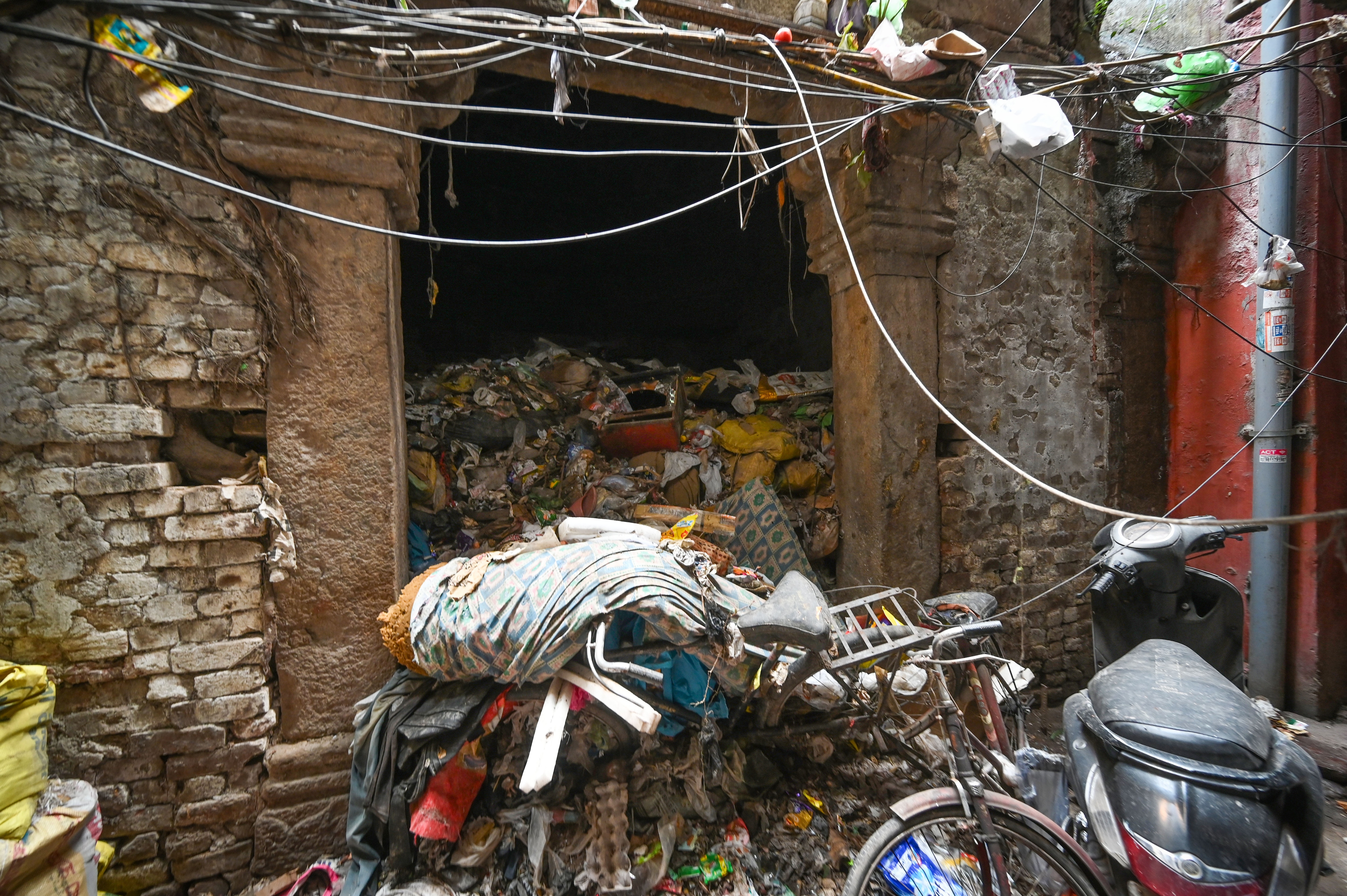 The dome is now the landing spot for garbage flung off balconies and windows by residents of the buildings, most of whom are tenants. (Sanchit Khanna/HT photo) The dome is now the landing spot for garbage flung off balconies and windows by residents of the buildings, most of whom are tenants. (Sanchit Khanna/HT photo)