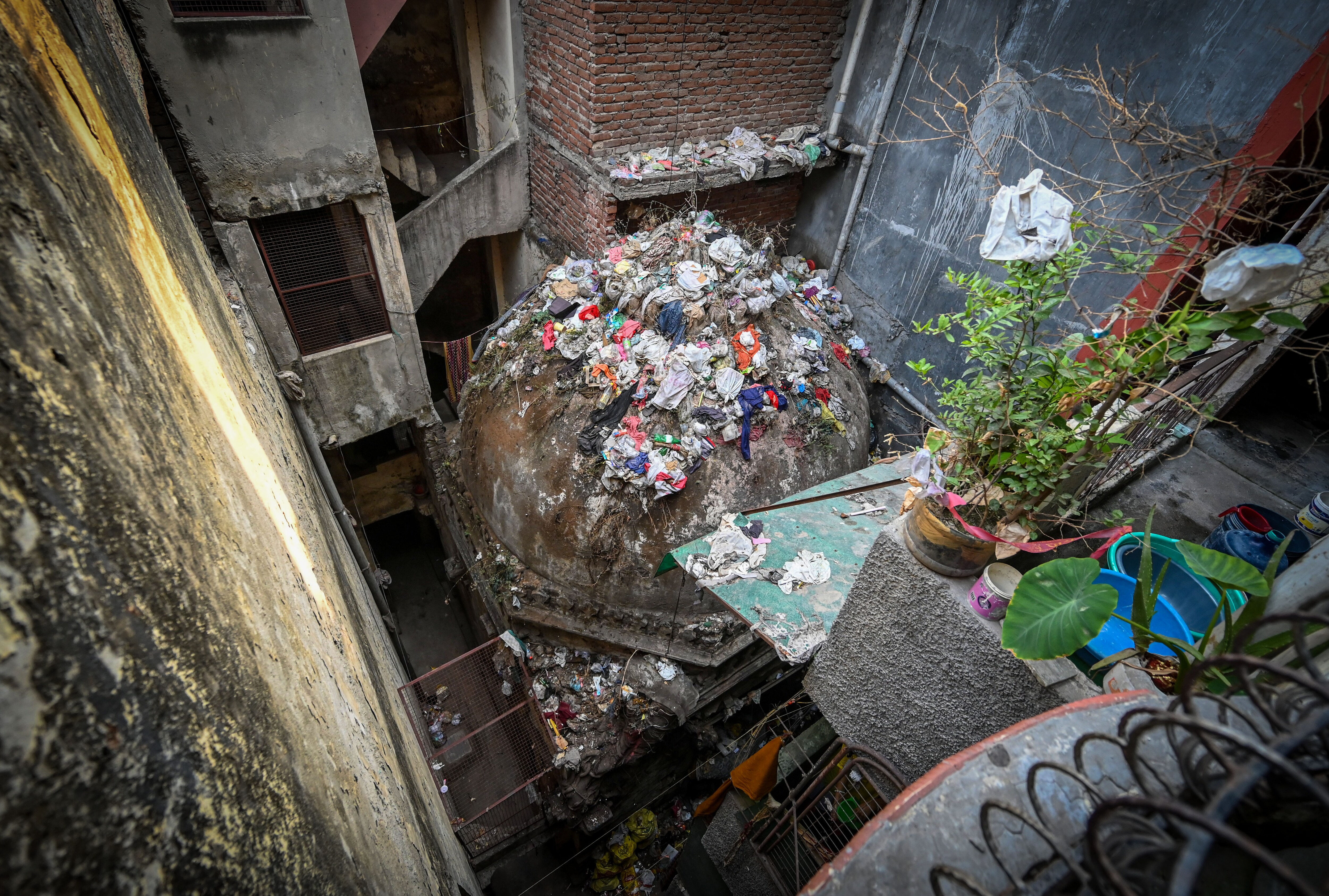 Another tomb surrounded by unauthorized construction and used as a dumping site. (Sanchit Khanna/ht photo) Another tomb surrounded by unauthorized construction and used as a dumping site. (Sanchit Khanna/ht photo)