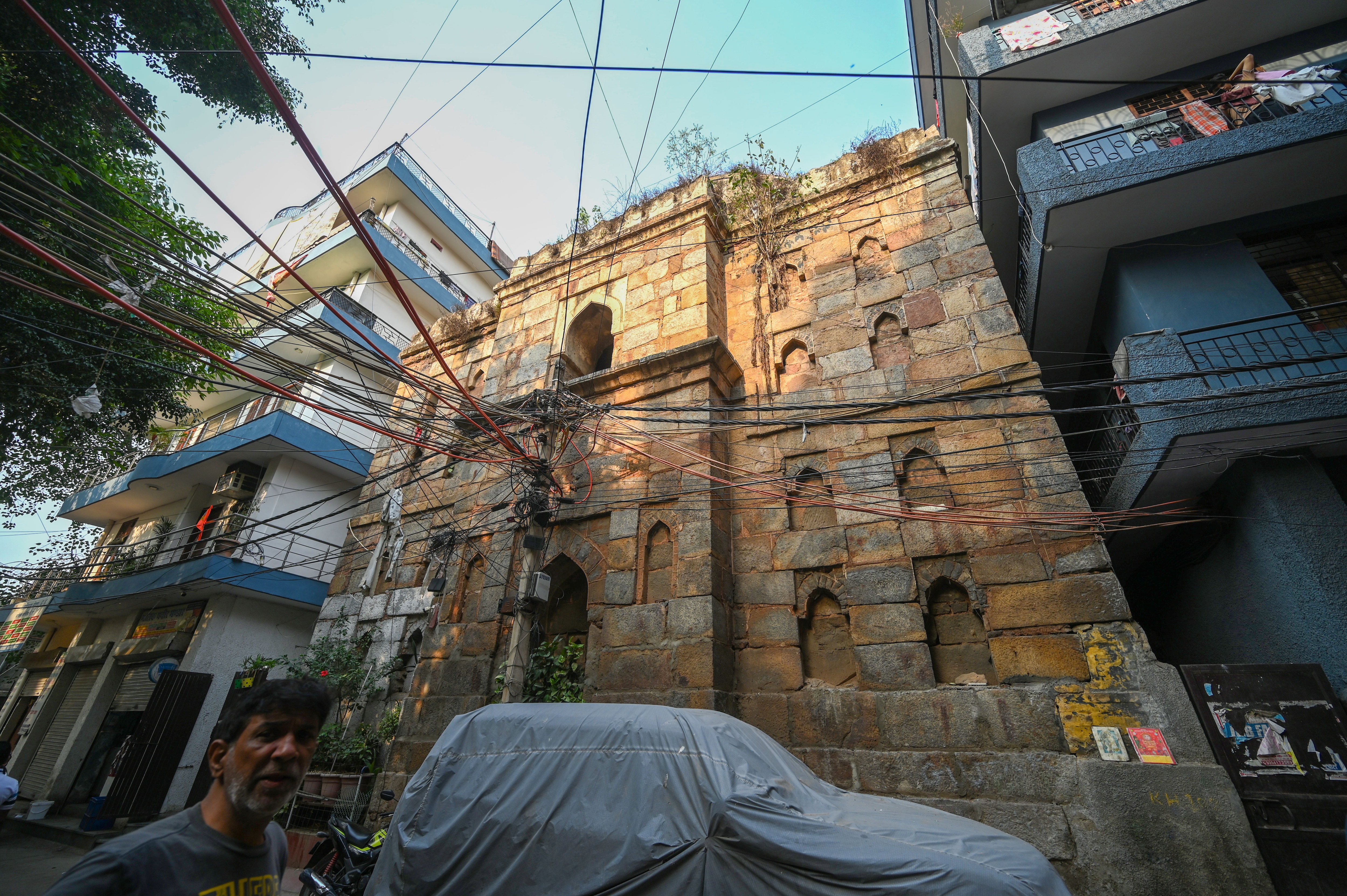 A tomb sandwiched between two buildings in Zamrudpur. (Sanchit Khanna/HT photo) A tomb sandwiched between two buildings in Zamrudpur. (Sanchit Khanna/HT photo)